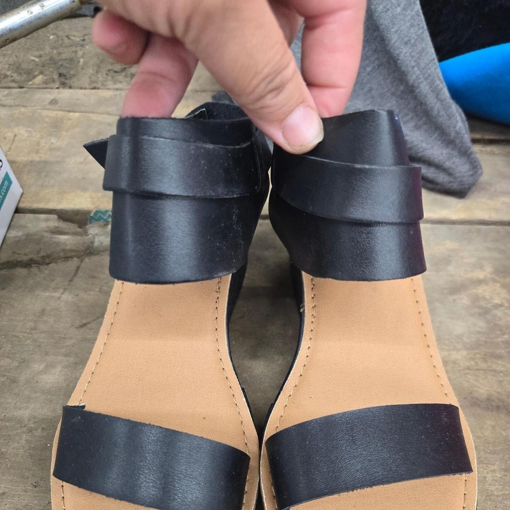 woman's qupid black strap sandals. size 8..like new.